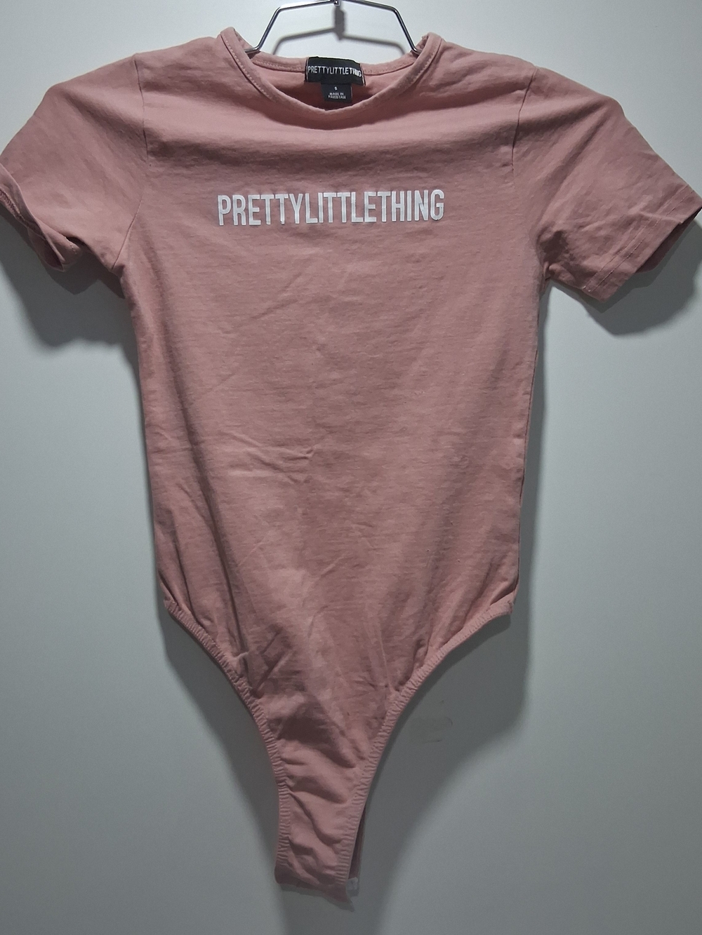 PrettyLittleThing Dusty Pink Logo Short-Sleeve Bodysuit XS